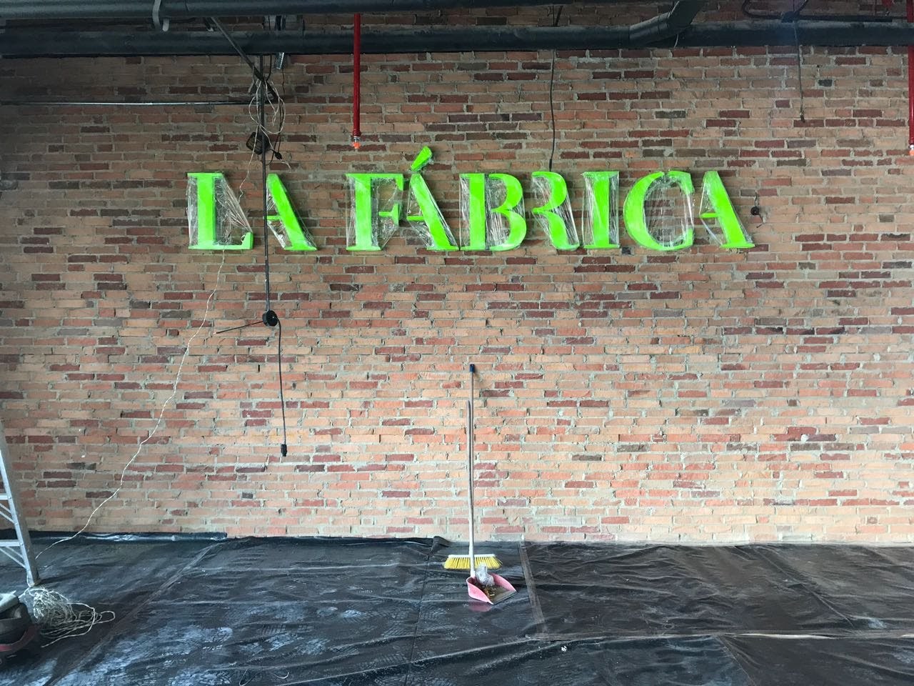 Letrero de La Fábrica / Draftline en las oficinas de Bavaria en la Calle 127, Bogotá
